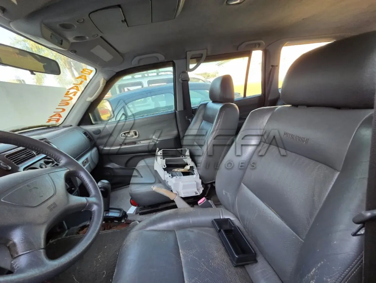 LOTE 001 - :I/MMC PAJERO SP. 4X4 SE, PLACAS IKQ1317, ANO/MODELO 2002, COR  PRATA, RENAVAM 781502578.