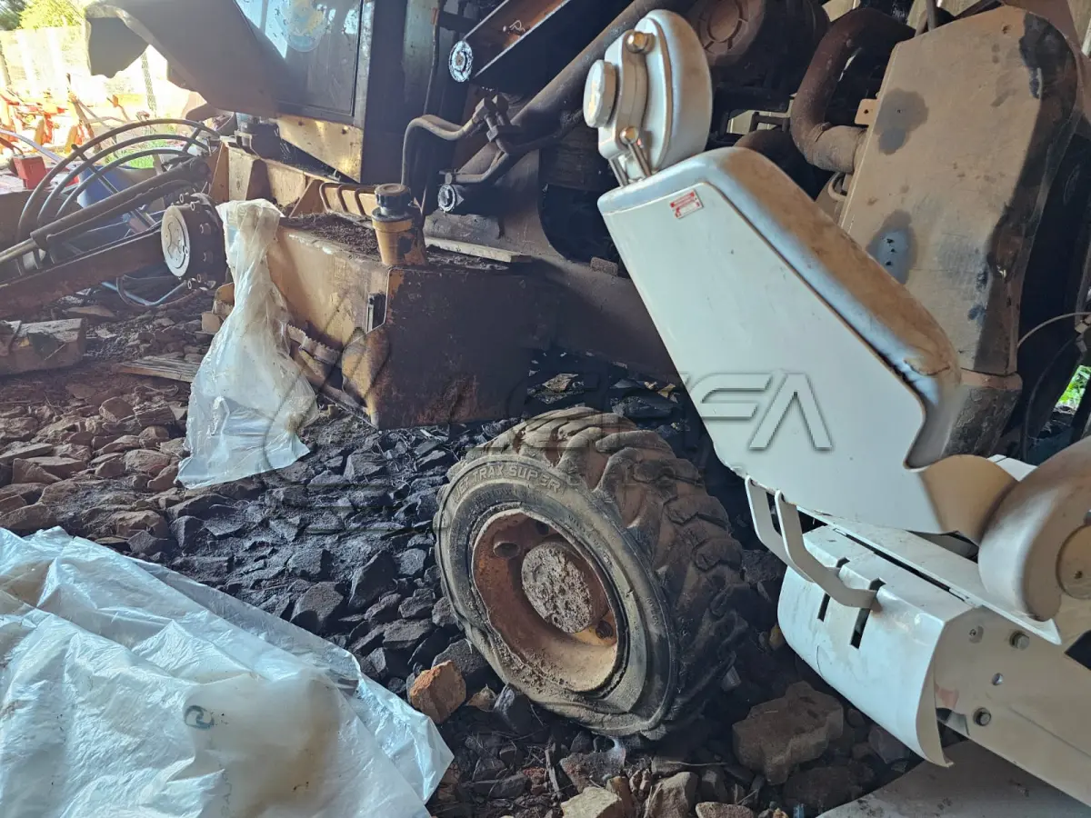LOTE 007 - RETROESCAVADEIRA XT870BR