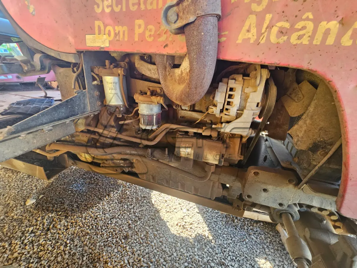 LOTE 008 - Trator Massey Ferguson