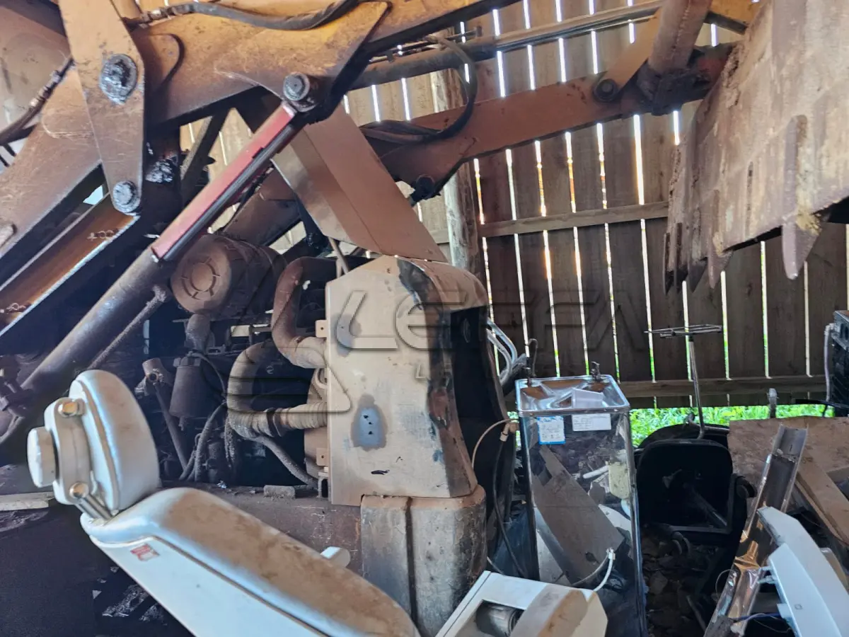 LOTE 007 - RETROESCAVADEIRA XT870BR