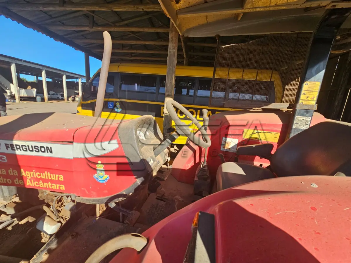 LOTE 008 - Trator Massey Ferguson