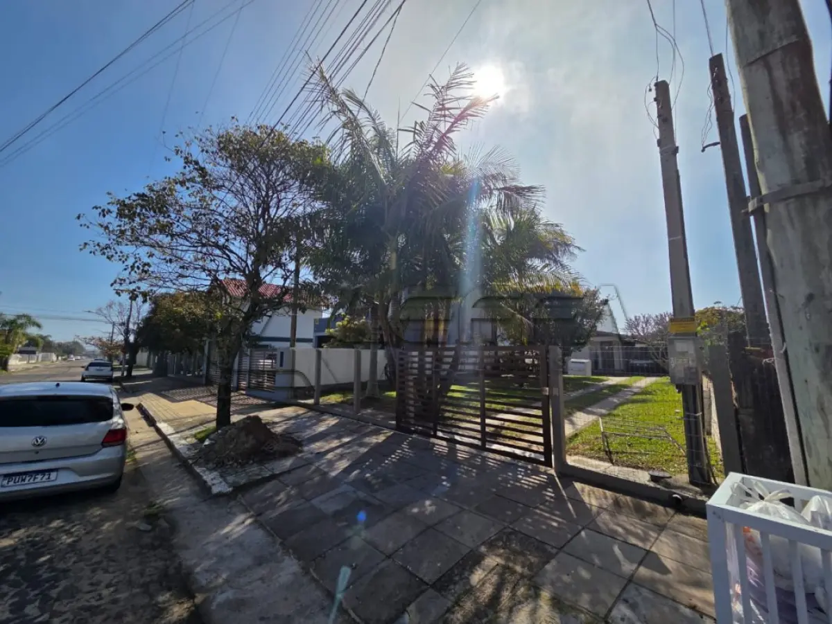 LOTE 001 - UM TERRENO URBANO, COM BENFEITORIAS, localizado na Rua Luiz Bauer, 197, Bairro Centro, nesta cidade (Torres/RS), com a edificação de uma residência mista