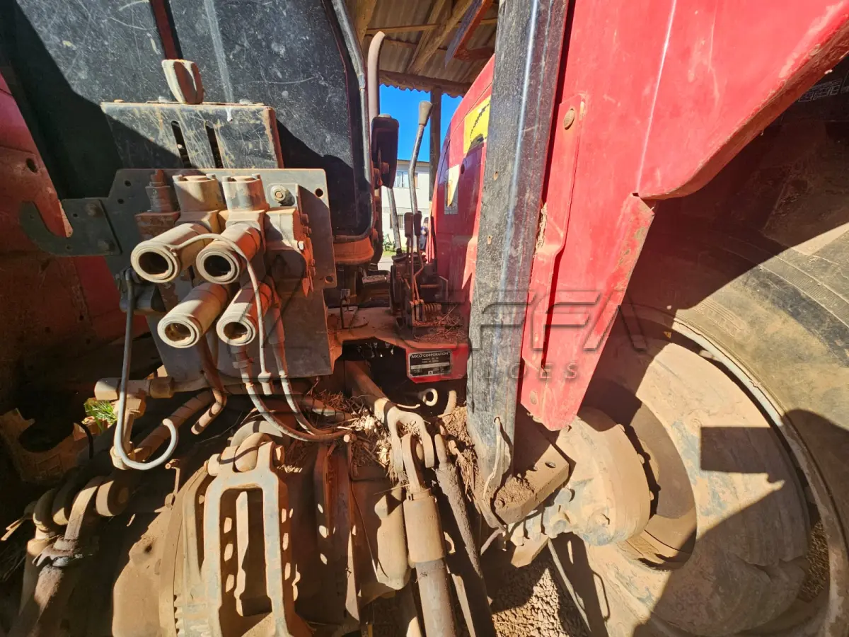 LOTE 008 - Trator Massey Ferguson