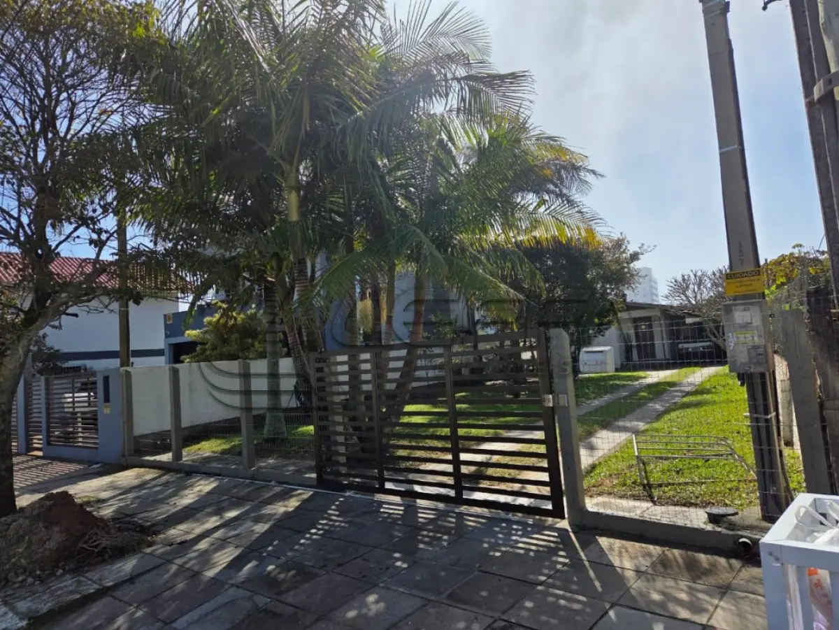 LOTE 001 - UM TERRENO URBANO, COM BENFEITORIAS, localizado na Rua Luiz Bauer, 197, Bairro Centro, nesta cidade (Torres/RS), com a edificação de uma residência mista