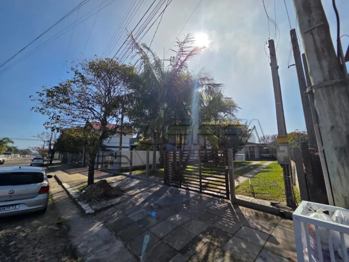 LOTE 001 - UM TERRENO URBANO, COM BENFEITORIAS, localizado na Rua Luiz Bauer, 197, Bairro Centro, nesta cidade (Torres/RS), com a edificação de uma residência mista