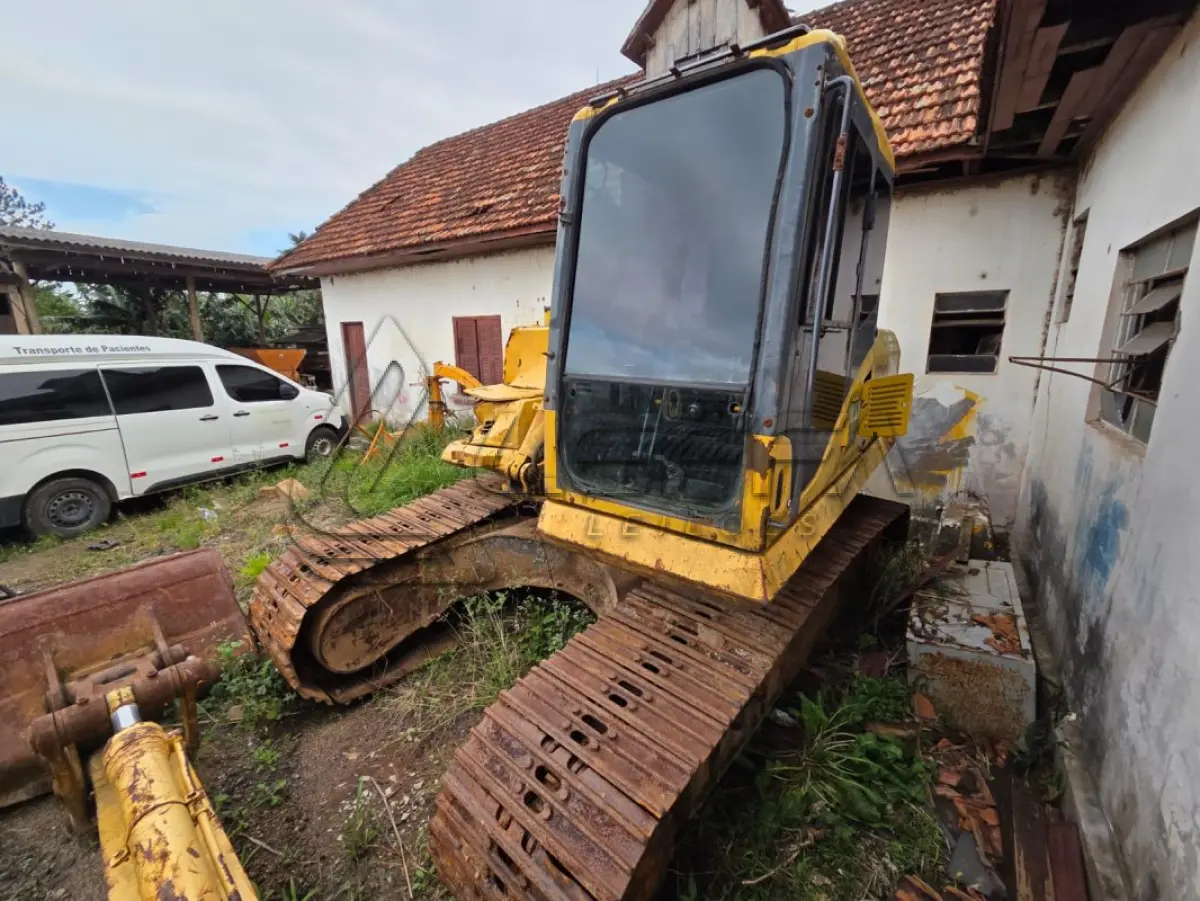 LOTE 008 - UMA ESCAVADEIRA KOMATSU, ANO 2010, PLACAS ISX-4233