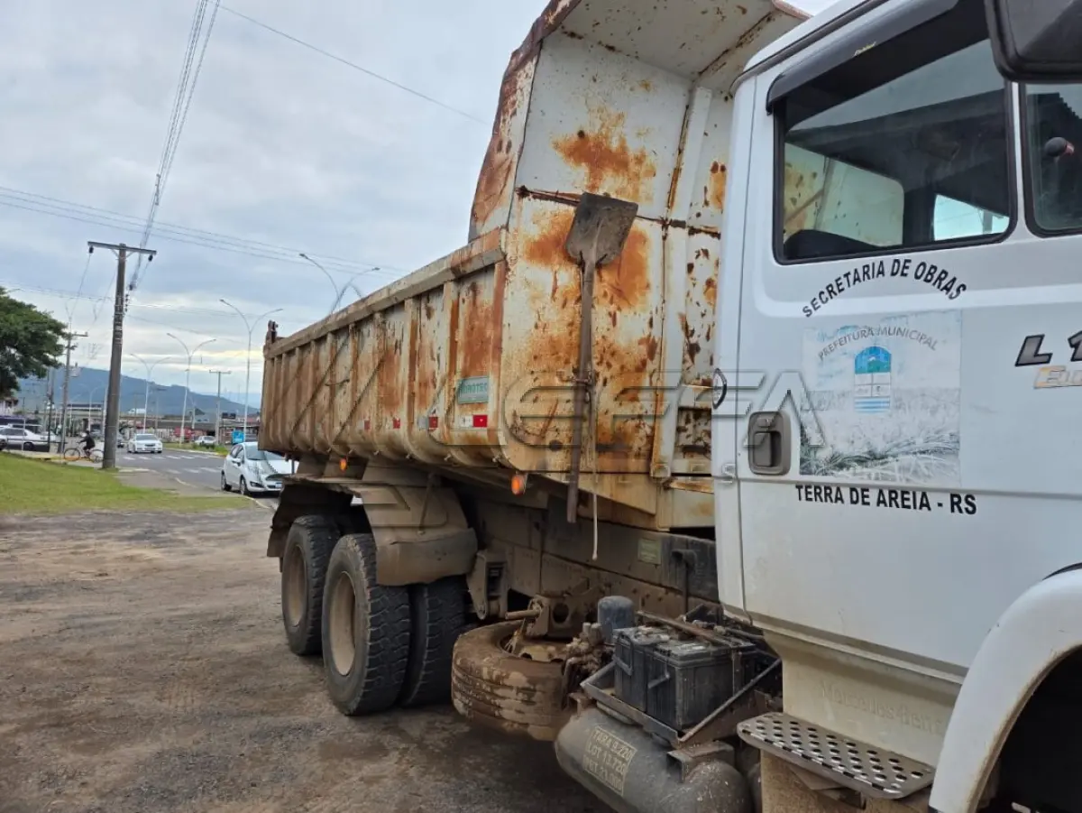LOTE 015 - UM CAMINHÃO CAÇAMBA M/BENZ L 1620, ANO E MODELO2009, PLACAS IPY-4545