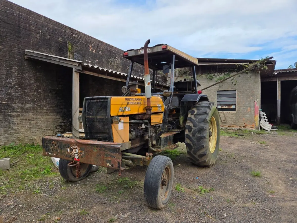 LOTE 003 - UM TRATOR VALTRA/VALMET,785, DIESEL, AMARELO, ANO 2001