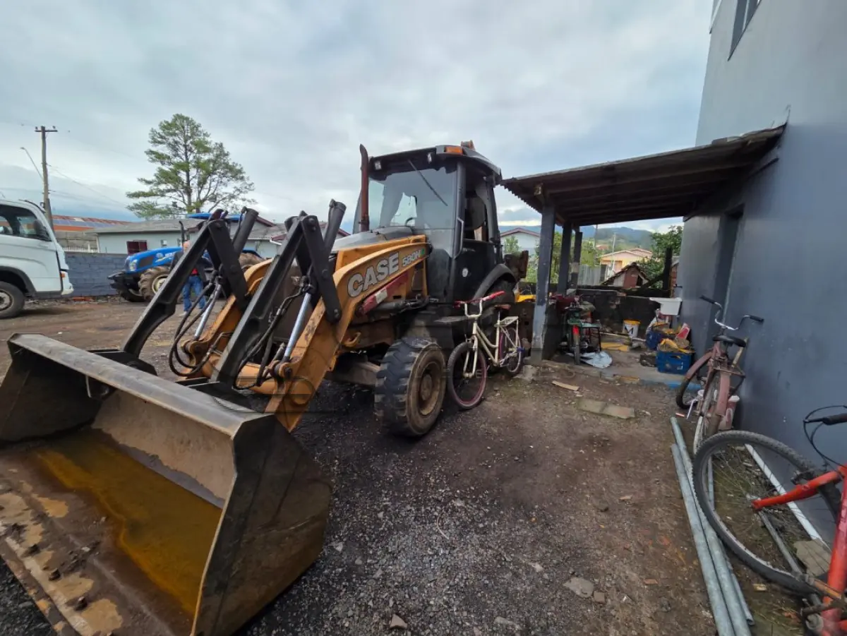 LOTE 012 - RETROESCAVADEIRA CASE 580N, ANO E MODELO 2018