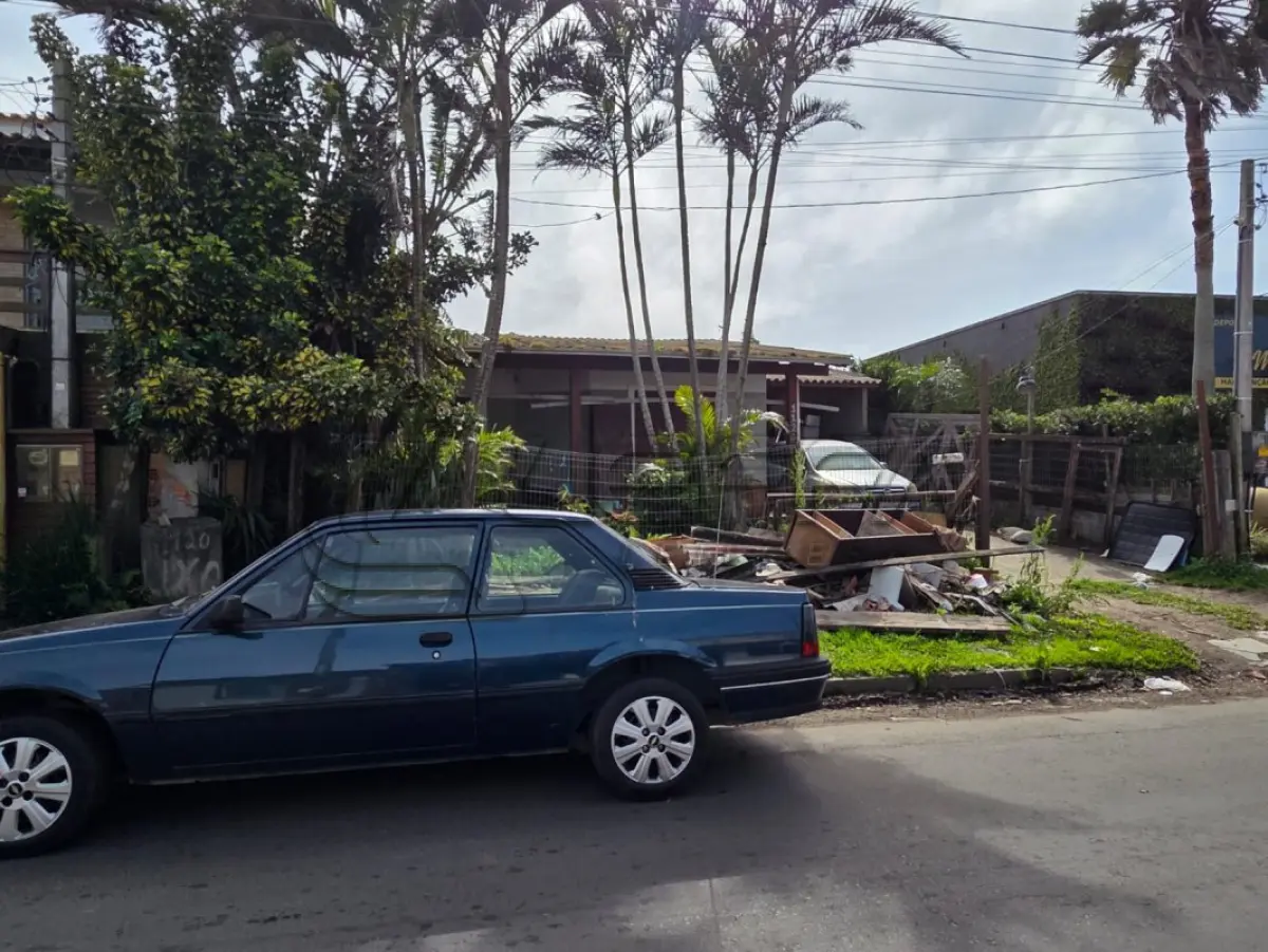LOTE 001 - DIREITOS POSSESSÓRIOS DE UM TERRENO URBANO, COM EDIFICAÇÃO RESIDENCIAL EM ALVENARIA, situado na Rua Rio Guarita, n° 1120, MUNICÍPIO DE XANGRI-LÁ/RS.