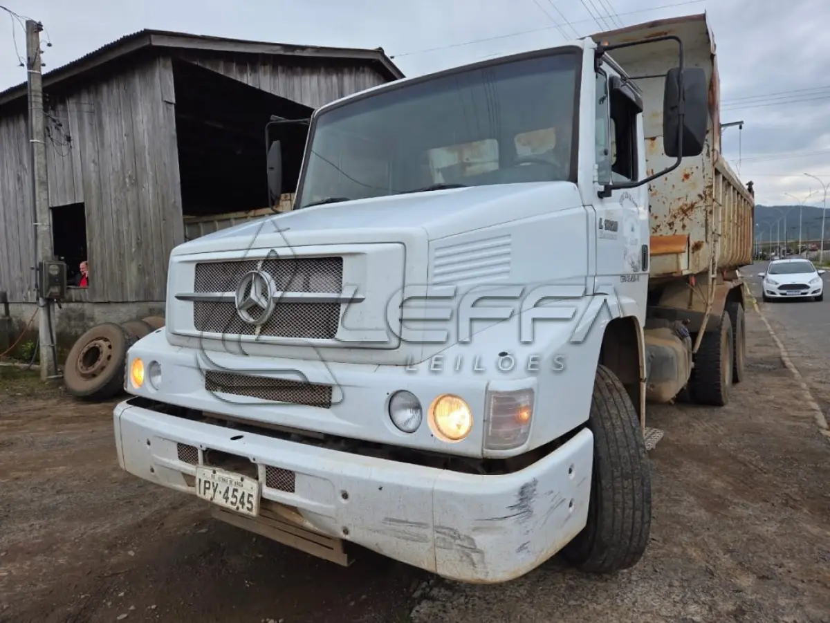 LOTE 015 - UM CAMINHÃO CAÇAMBA M/BENZ L 1620, ANO E MODELO2009, PLACAS IPY-4545
