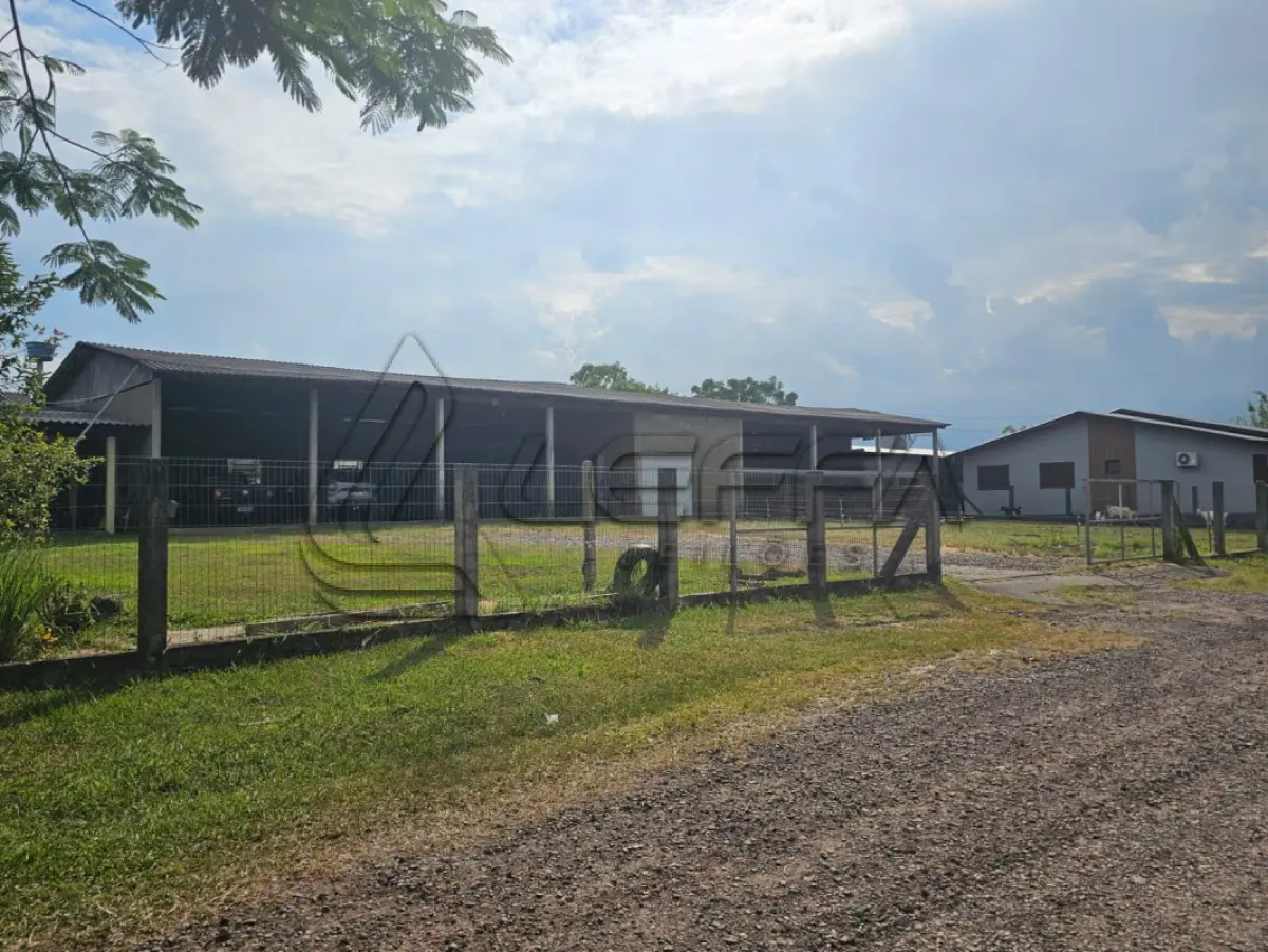 LOTE 001 - UM TERRENO COM EDIFICAÇÃO, MEDINDO 1200M² (40MX30M), NA RUA JOÃO BORGES DELFINO, SANTO ANJO DA GUARDA, ÀS MARGENS DA BR-101, TRÊS CACHOEIRAS/RS.
