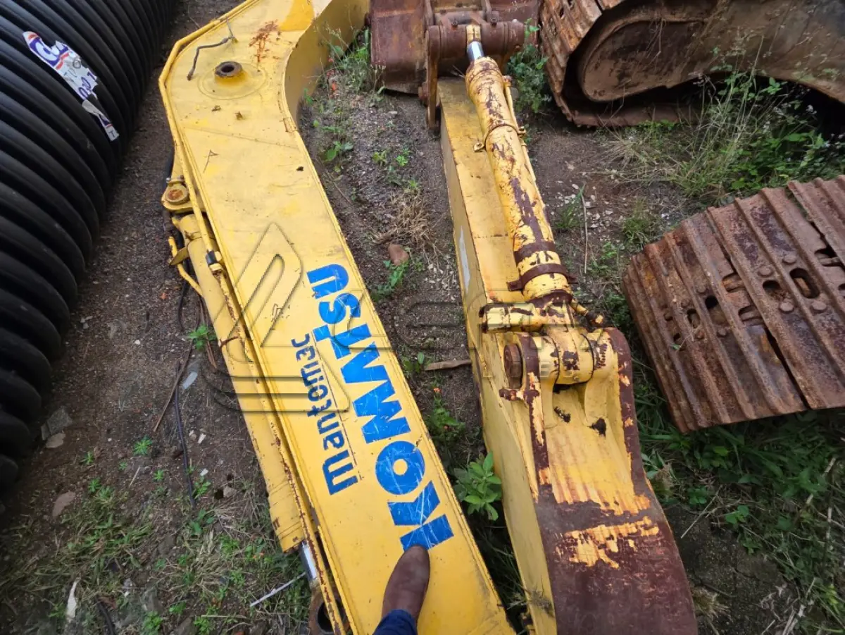 LOTE 008 - UMA ESCAVADEIRA KOMATSU, ANO 2010, PLACAS ISX-4233