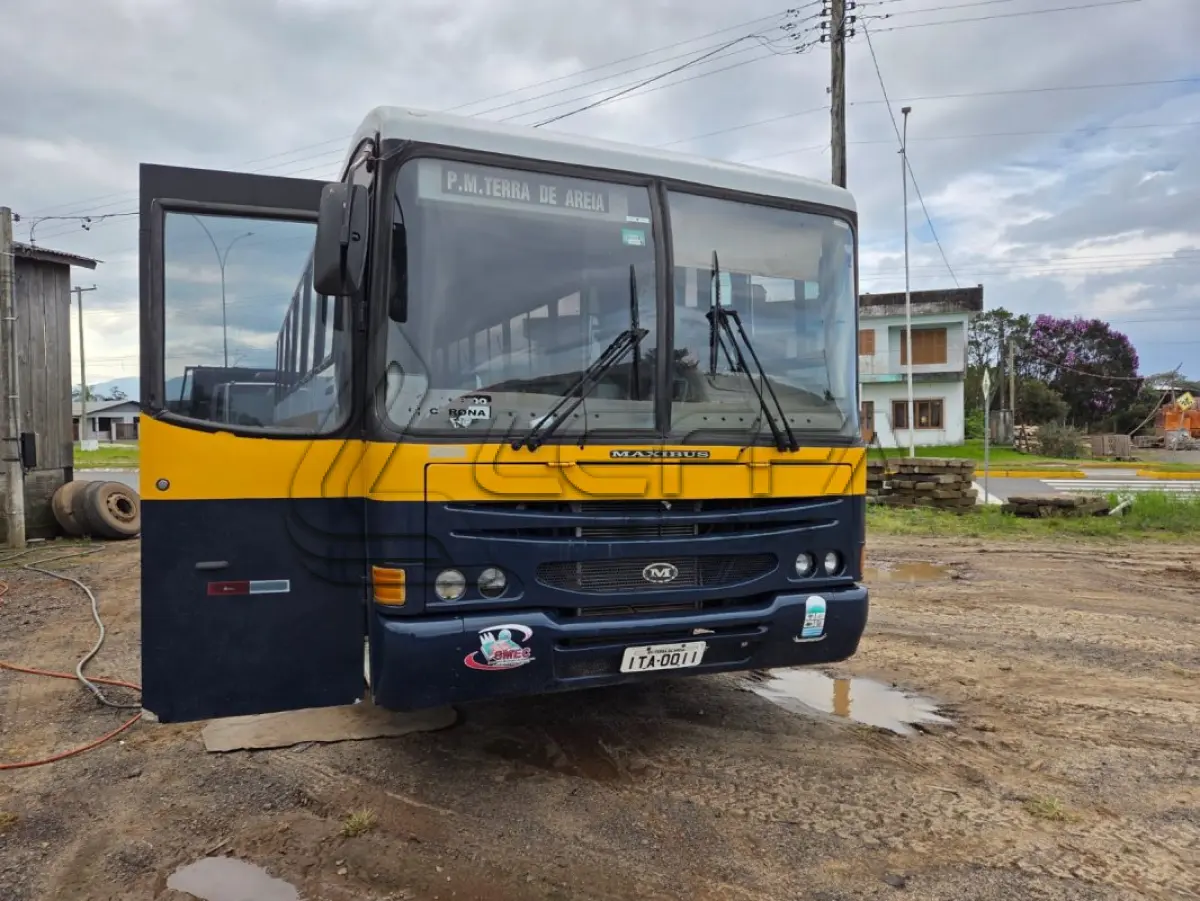 LOTE 014 - UM ÔNIBUS VOLKSWAGEN MAXIBUS URB 16210, ANO EMODELO 2001, PLACAS ITA-0011