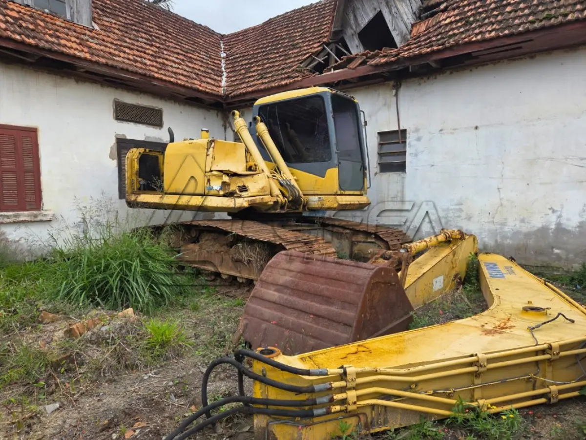 LOTE 008 - UMA ESCAVADEIRA KOMATSU, ANO 2010, PLACAS ISX-4233