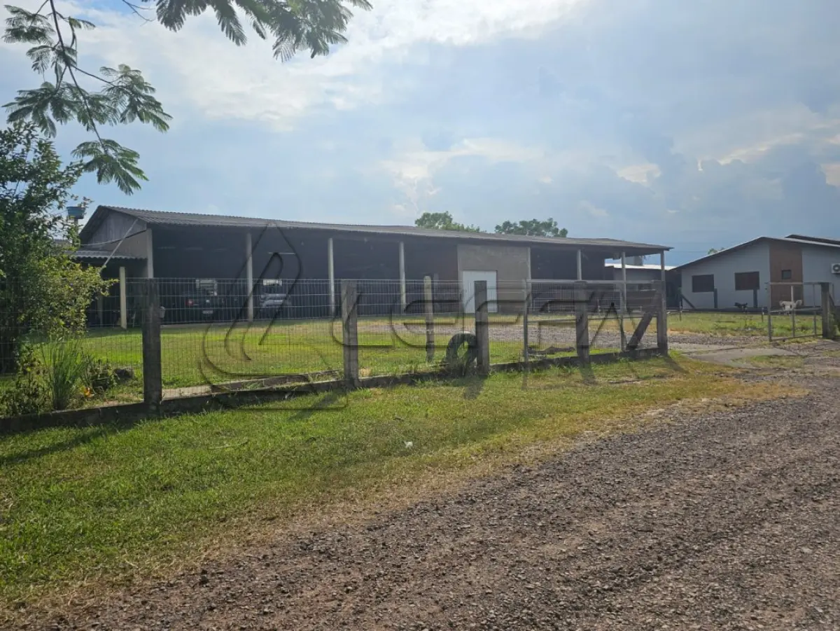 LOTE 001 - UM TERRENO COM EDIFICAÇÃO, MEDINDO 1200M² (40MX30M), NA RUA JOÃO BORGES DELFINO, SANTO ANJO DA GUARDA, ÀS MARGENS DA BR-101, TRÊS CACHOEIRAS/RS.