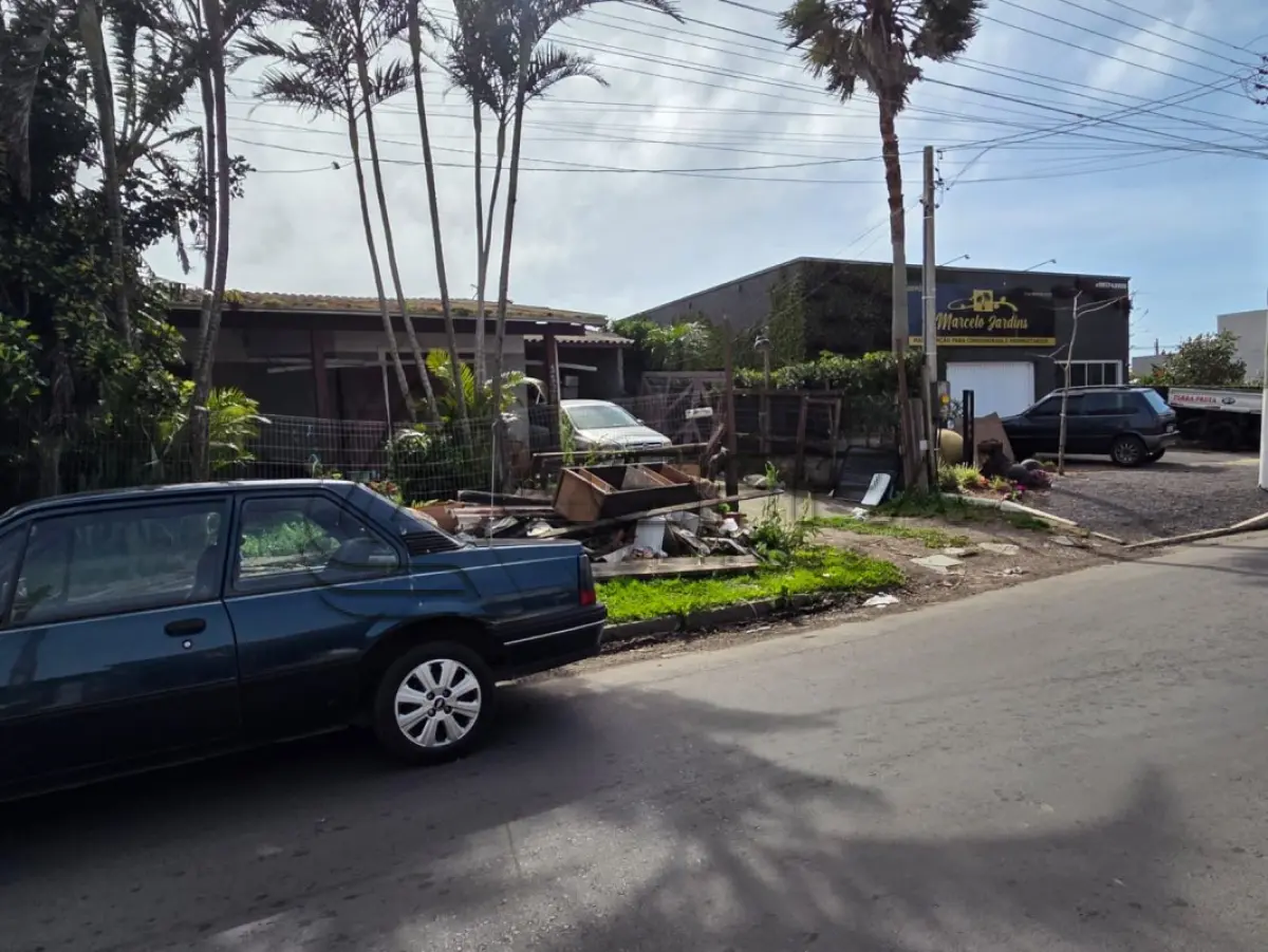LOTE 001 - DIREITOS POSSESSÓRIOS DE UM TERRENO URBANO, COM EDIFICAÇÃO RESIDENCIAL EM ALVENARIA, situado na Rua Rio Guarita, n° 1120, MUNICÍPIO DE XANGRI-LÁ/RS.