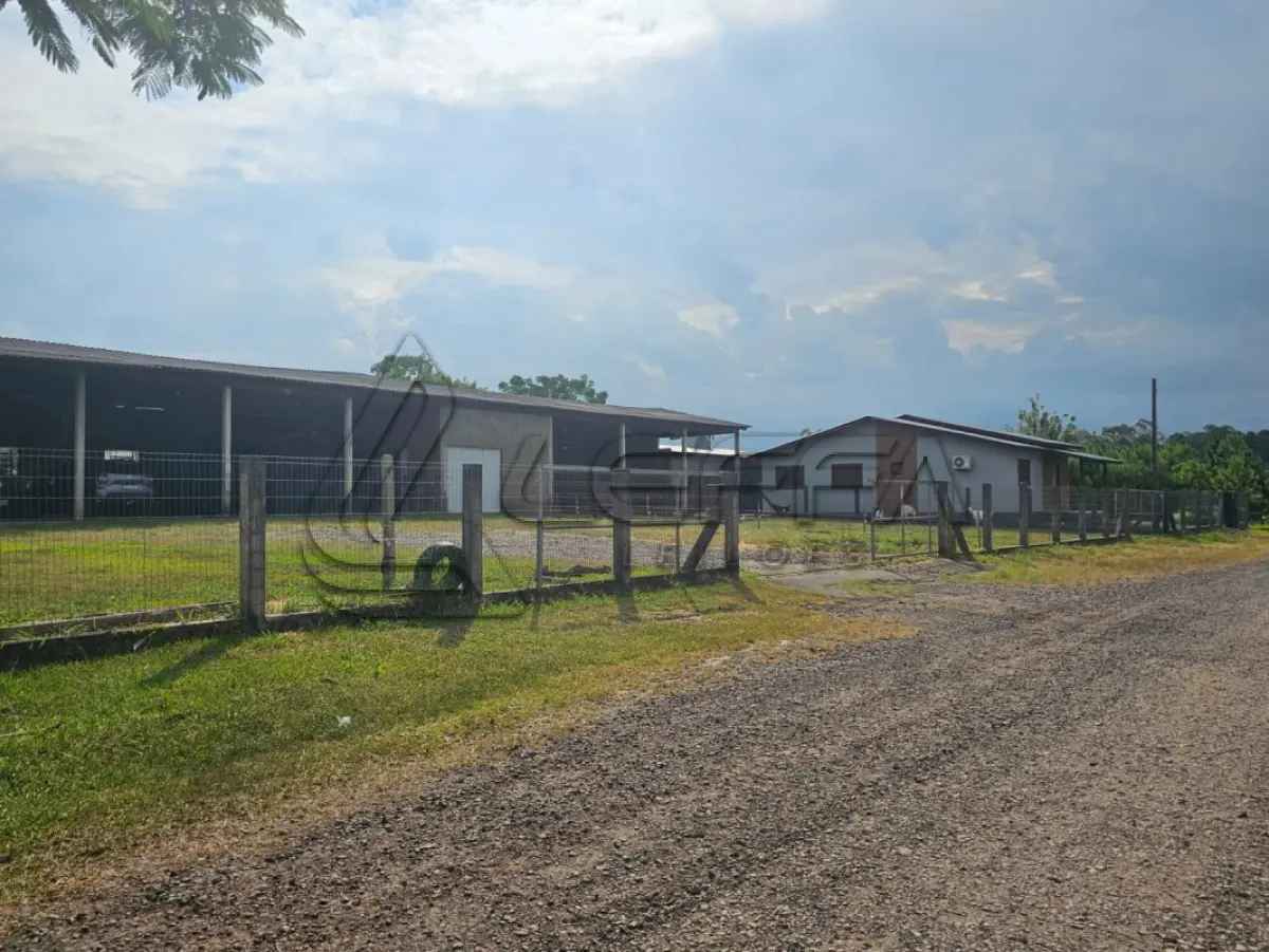 LOTE 001 - UM TERRENO COM EDIFICAÇÃO, MEDINDO 1200M² (40MX30M), NA RUA JOÃO BORGES DELFINO, SANTO ANJO DA GUARDA, ÀS MARGENS DA BR-101, TRÊS CACHOEIRAS/RS.