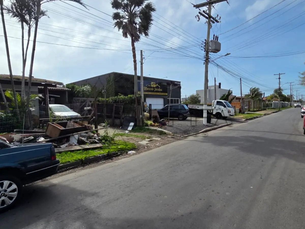 LOTE 001 - DIREITOS POSSESSÓRIOS DE UM TERRENO URBANO, COM EDIFICAÇÃO RESIDENCIAL EM ALVENARIA, situado na Rua Rio Guarita, n° 1120, MUNICÍPIO DE XANGRI-LÁ/RS.