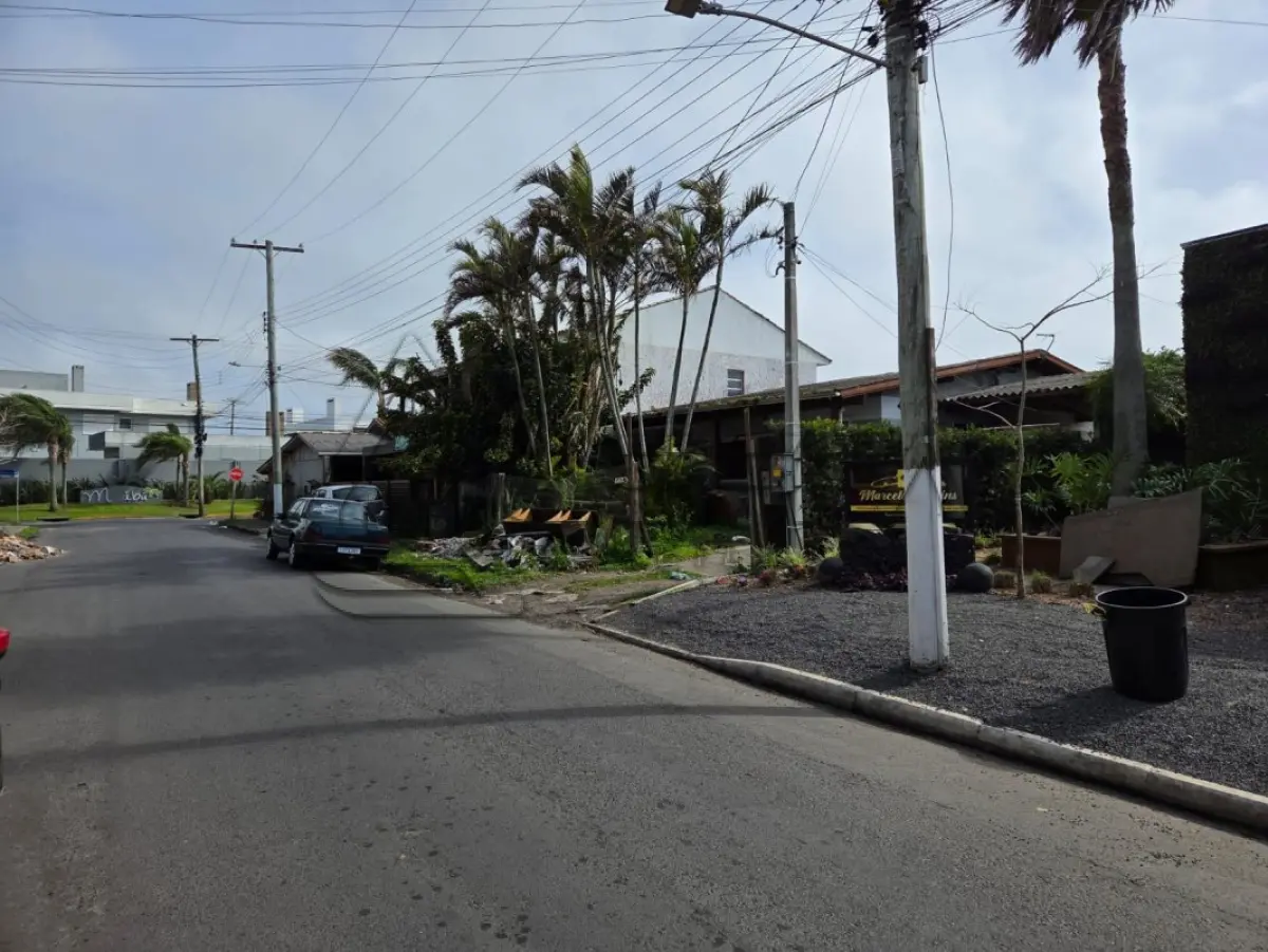 LOTE 001 - DIREITOS POSSESSÓRIOS DE UM TERRENO URBANO, COM EDIFICAÇÃO RESIDENCIAL EM ALVENARIA, situado na Rua Rio Guarita, n° 1120, MUNICÍPIO DE XANGRI-LÁ/RS.
