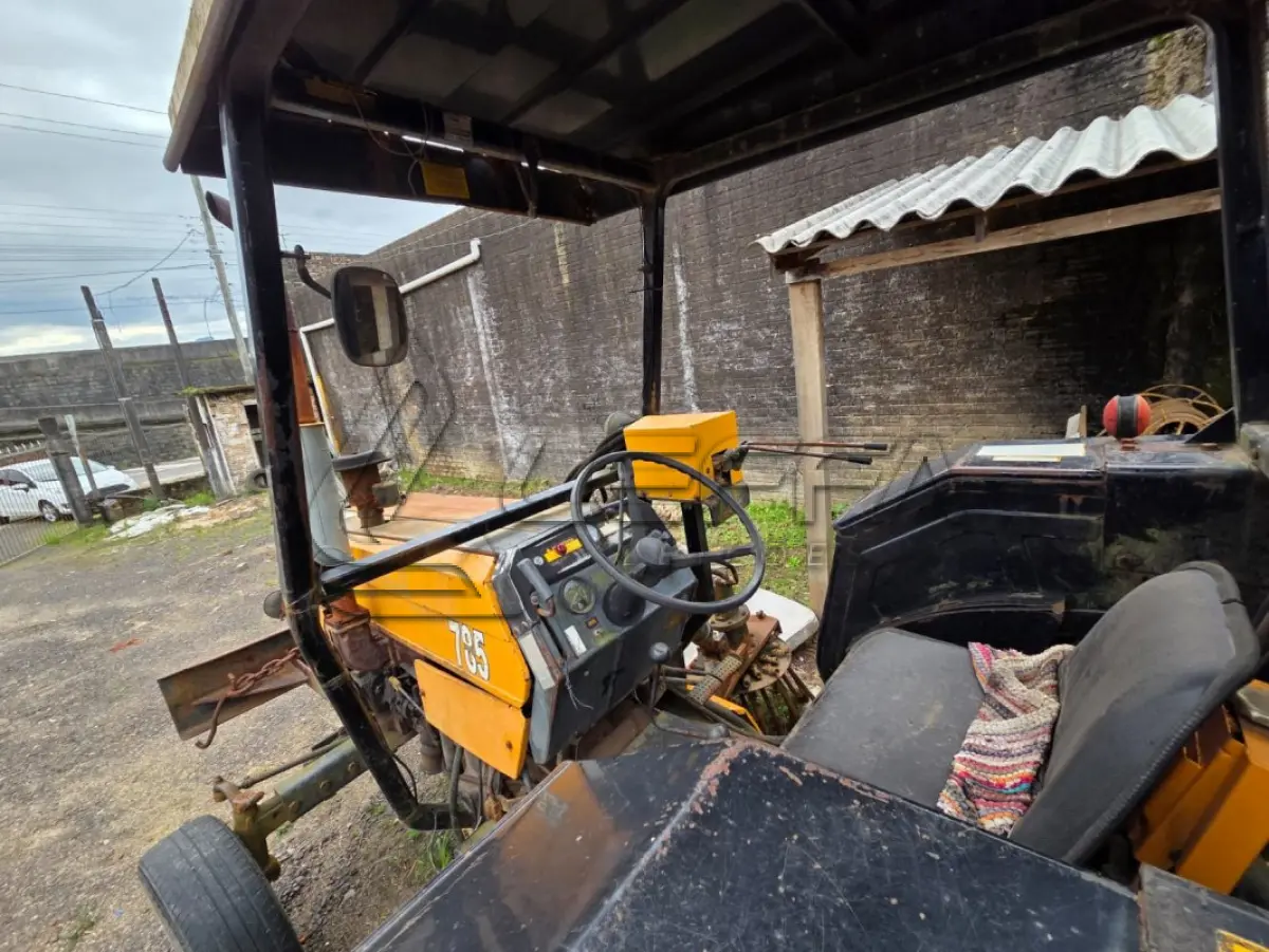 LOTE 003 - UM TRATOR VALTRA/VALMET,785, DIESEL, AMARELO, ANO 2001