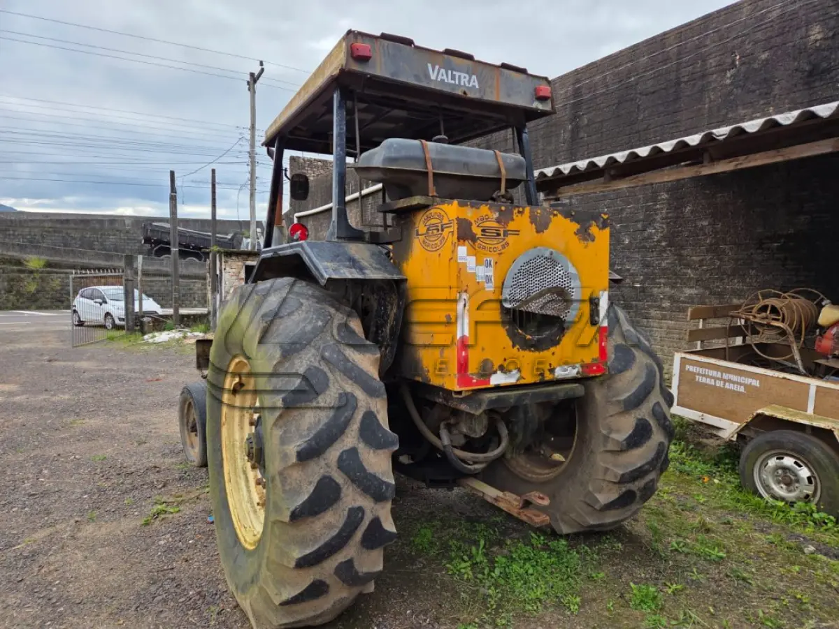 LOTE 003 - UM TRATOR VALTRA/VALMET,785, DIESEL, AMARELO, ANO 2001