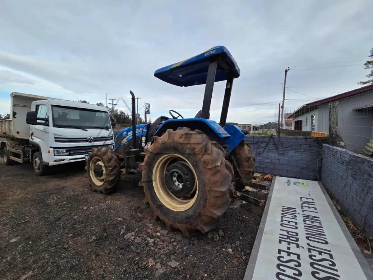 LOTE 013 - TRATOR NEW HOLLAND TL 75E, 4X4, DIESEL, AZUL, ANO2013