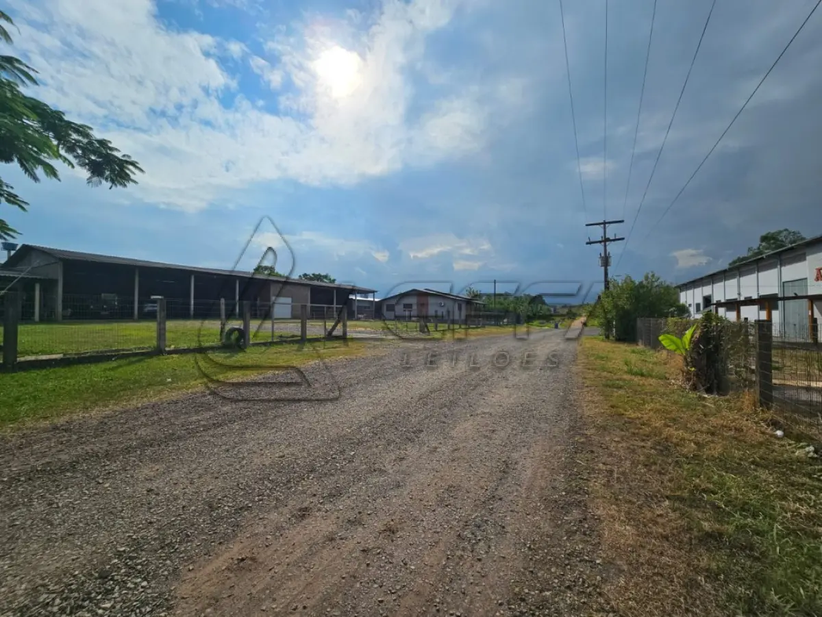 LOTE 001 - UM TERRENO COM EDIFICAÇÃO, MEDINDO 1200M² (40MX30M), NA RUA JOÃO BORGES DELFINO, SANTO ANJO DA GUARDA, ÀS MARGENS DA BR-101, TRÊS CACHOEIRAS/RS.