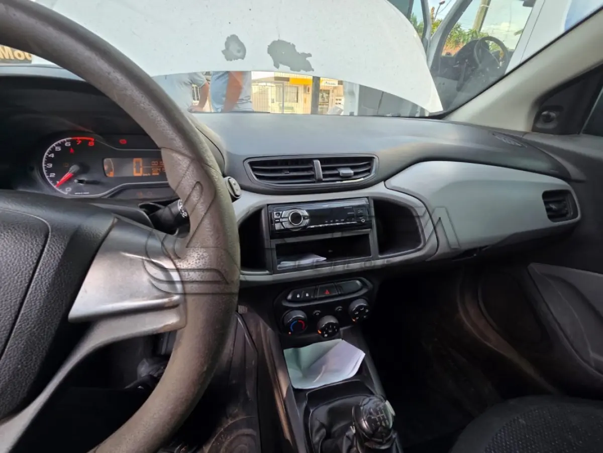 LOTE 006 - UM VEÍCULO GM ONIX 1.0 MT JOYE ANO E MODELO 2017, PLACAS IXT0B13