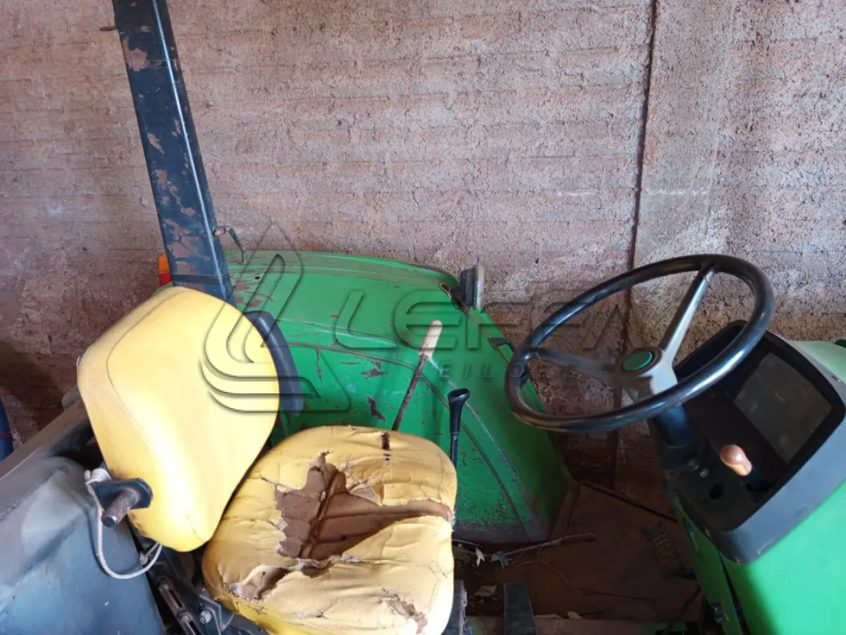 LOTE 001 - TRATOR JOHN DEER, ANO DE FABRICAÇÃO 1997, MODELO 5600, COR VERDE, POTÊNCIA 75CV, COMBUSTÍVEL DIESEL