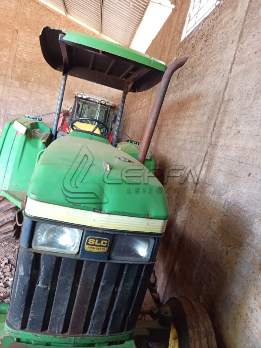 LOTE 001 - TRATOR JOHN DEER, ANO DE FABRICAÇÃO 1997, MODELO 5600, COR VERDE, POTÊNCIA 75CV, COMBUSTÍVEL DIESEL