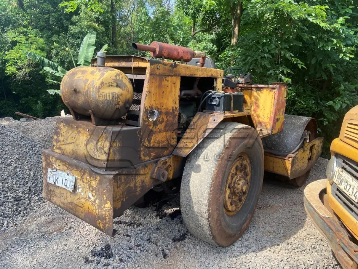 LOTE 016 - Equipamento Rolo Compactador; Marca: M.A/Muller; Modelo: Especial Trator Misto; Número de Chassi: 5600141; Ano de Fabricação: 1981; Placa: IIK-1076