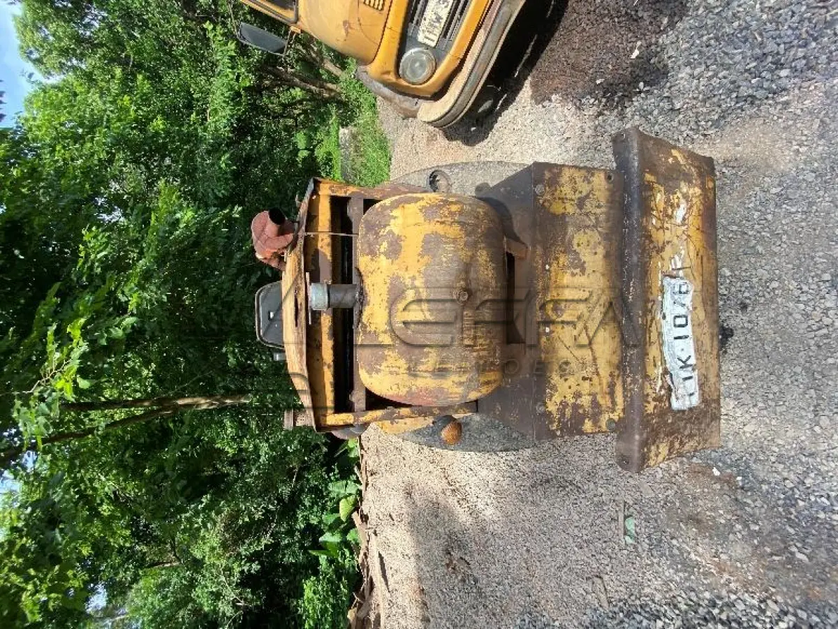 LOTE 016 - Equipamento Rolo Compactador; Marca: M.A/Muller; Modelo: Especial Trator Misto; Número de Chassi: 5600141; Ano de Fabricação: 1981; Placa: IIK-1076