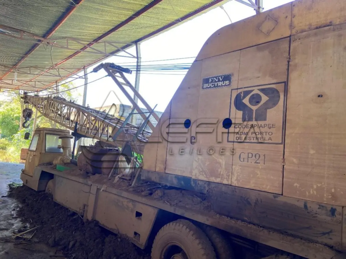 LOTE 010 - Guindaste Busyrus; Marca: Busyrus; Modelo: 22-B; Ano de Fabricação: 1975 Aproximado; Capacidade: 30 T com lança de 17 MT