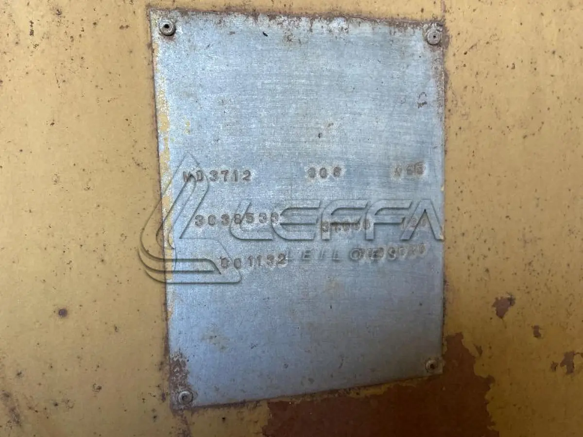 LOTE 011 - Empilhadeira; Marca: Madal com garfo Porta Container 20 e 40; Modelo: MD 37 12; Número de Série: 3038533; Ano de Fabricação: 1982; Capacidade de elevação: 37 T