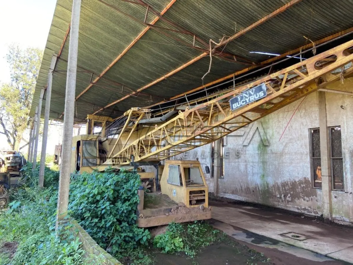 LOTE 010 - Guindaste Busyrus; Marca: Busyrus; Modelo: 22-B; Ano de Fabricação: 1975 Aproximado; Capacidade: 30 T com lança de 17 MT