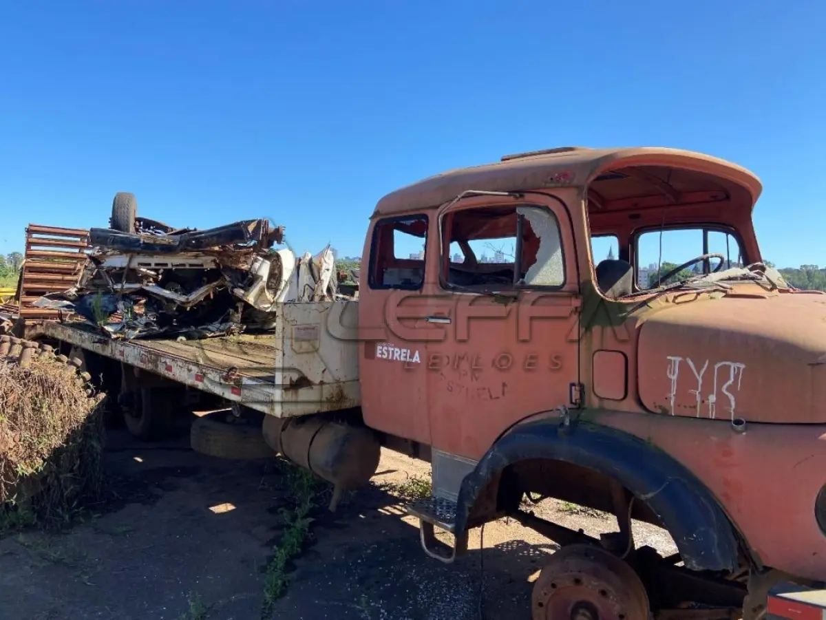 LOTE 002 - Caminhão; Marca: Mercedes Benz; Modelo: 1519; Ano de Fabricação: 1975 Aproximado