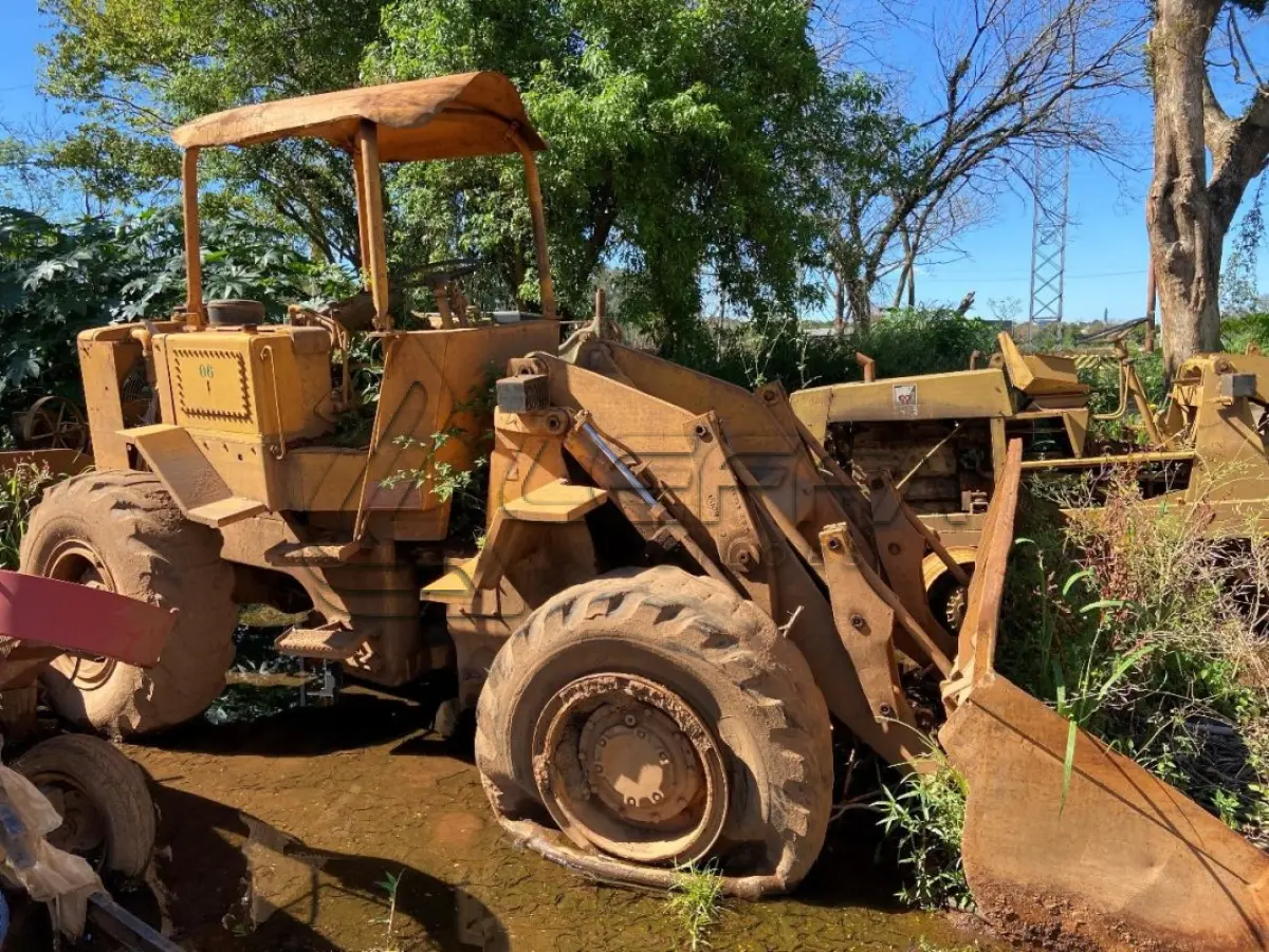 LOTE 014 - Pá Carregadeira; Marca: Caterpillar; Modelo: 930; No Série:71H02426; Ano de Fabricação: 1976