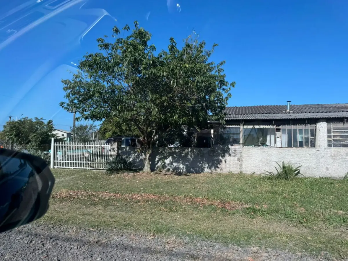LOTE 001 - UM TERRENO URBANO, COM BENFEITORIAS, SITUADO NO LUGAR DENOMINADO PRAIA AZUL, NO MUNICÍPIO DE ARROIO DO SAL/RS