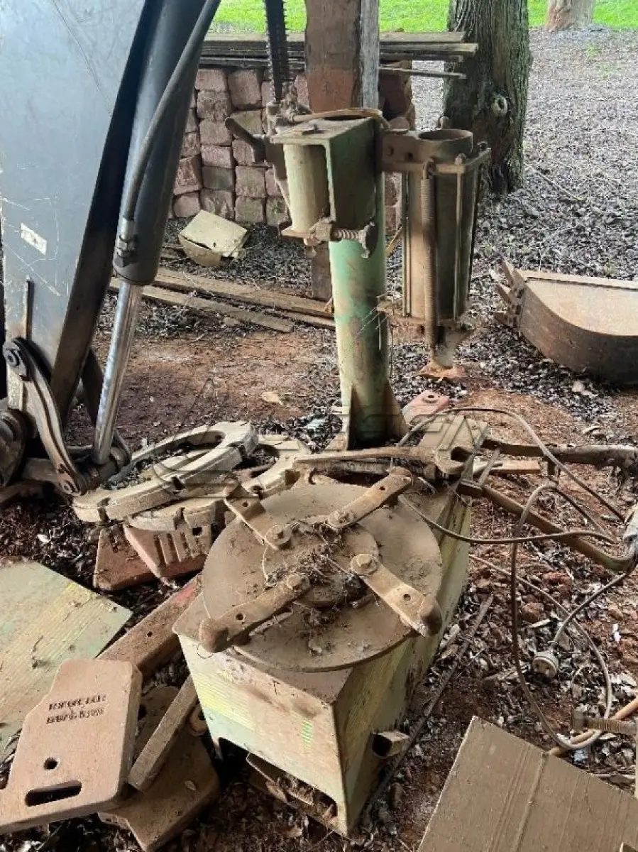 LOTE 025 - Máquina de desmontar pneus