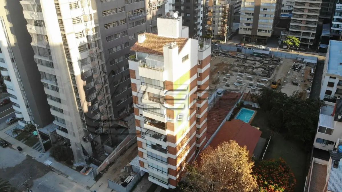LOTE 001 - APARTAMENTO (COBERTURA) NÚMERO 1001, DO EDIFÍCIO SOLAR DA BARRA, COM ÁREA REAL PRIVATIVA DE 275,27M², E DUAS VAGAS DE GARAGEM, COM TERRAÇO, LOCALIZADO NA CIDADE DE TORRES/RS.