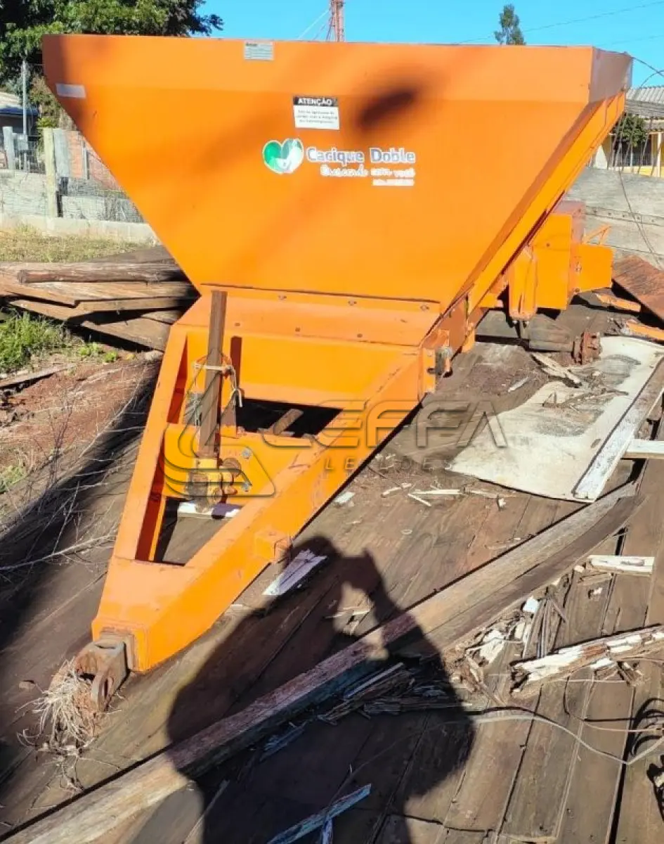 LOTE 011 - DISTRIBUIDOR DE CALCÁRIO E ADUBO BUDNY DCAB 6000