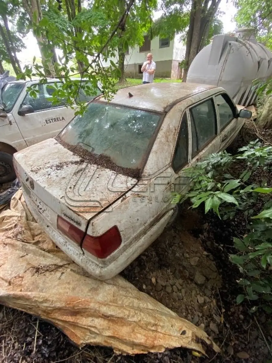 LOTE 062 - Veículo; Marca: Volkswagen; Modelo: Santana; Número de Chassi: 9BWZZZ327WP006773; Ano de Fabricação:1998; Placa: IHT-2150