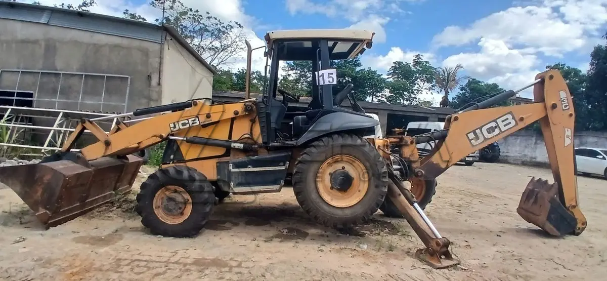 LOTE 015 - RETROESCAVADEIRA JCB 3C