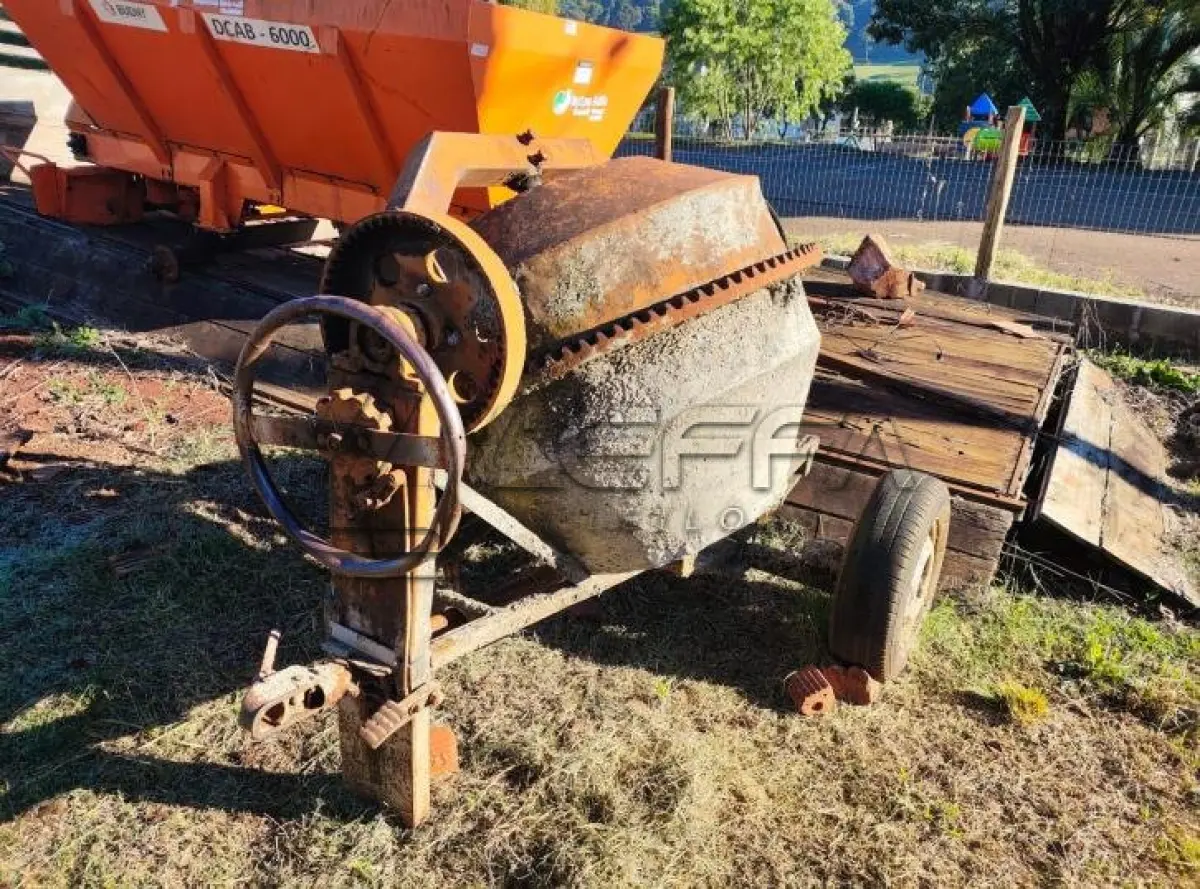 LOTE 012 - BETONEIRA MENEGOTTI 400 LITROS