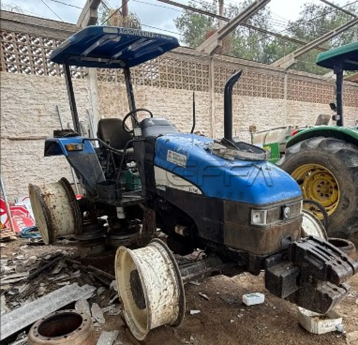 LOTE 026 - TRATOR AGRÍCOLA NEW HOLLAND TL75E