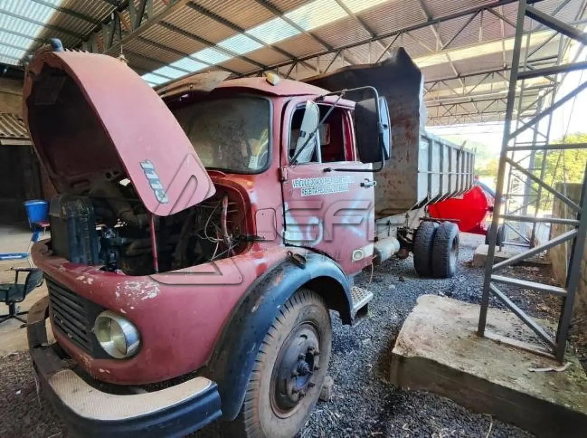 LOTE 014 - CAMINHÃO CAÇAMBA BASCULANTE MERCEDES-BENZ LA 1113 (SUCATA)