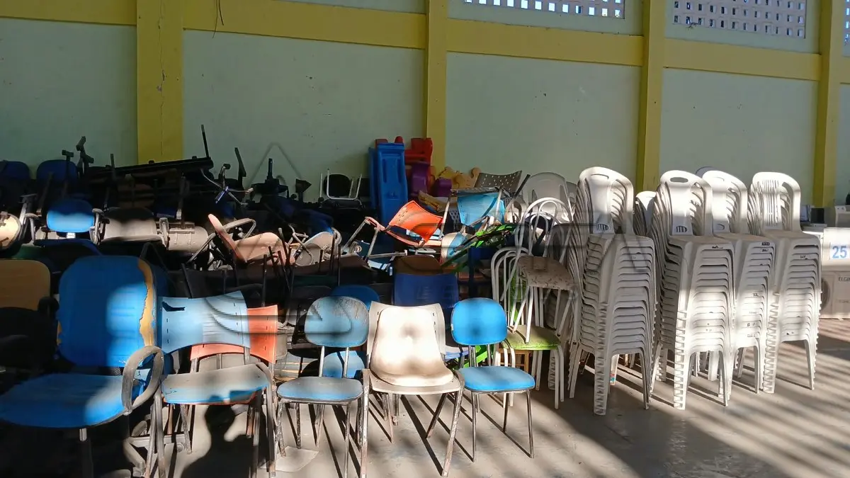 LOTE 026 - SUCATA DE CADEIRAS