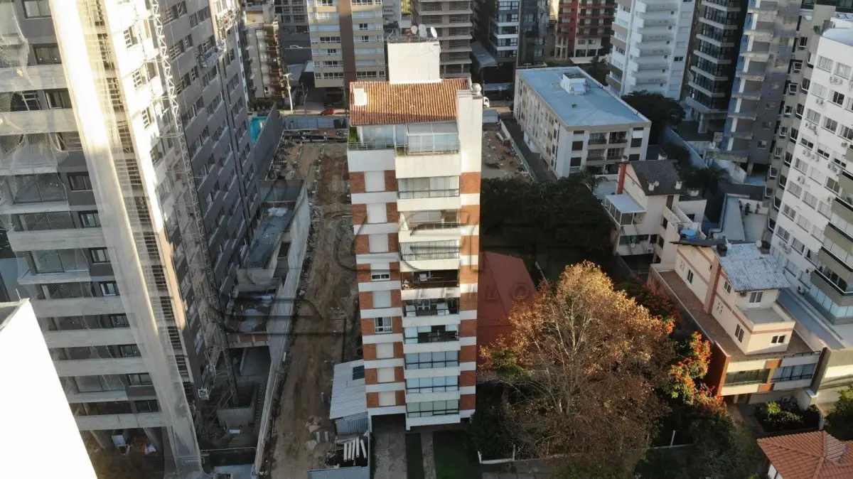 LOTE 001 - APARTAMENTO (COBERTURA) NÚMERO 1001, DO EDIFÍCIO SOLAR DA BARRA, COM ÁREA REAL PRIVATIVA DE 275,27M², E DUAS VAGAS DE GARAGEM, COM TERRAÇO, LOCALIZADO NA CIDADE DE TORRES/RS.