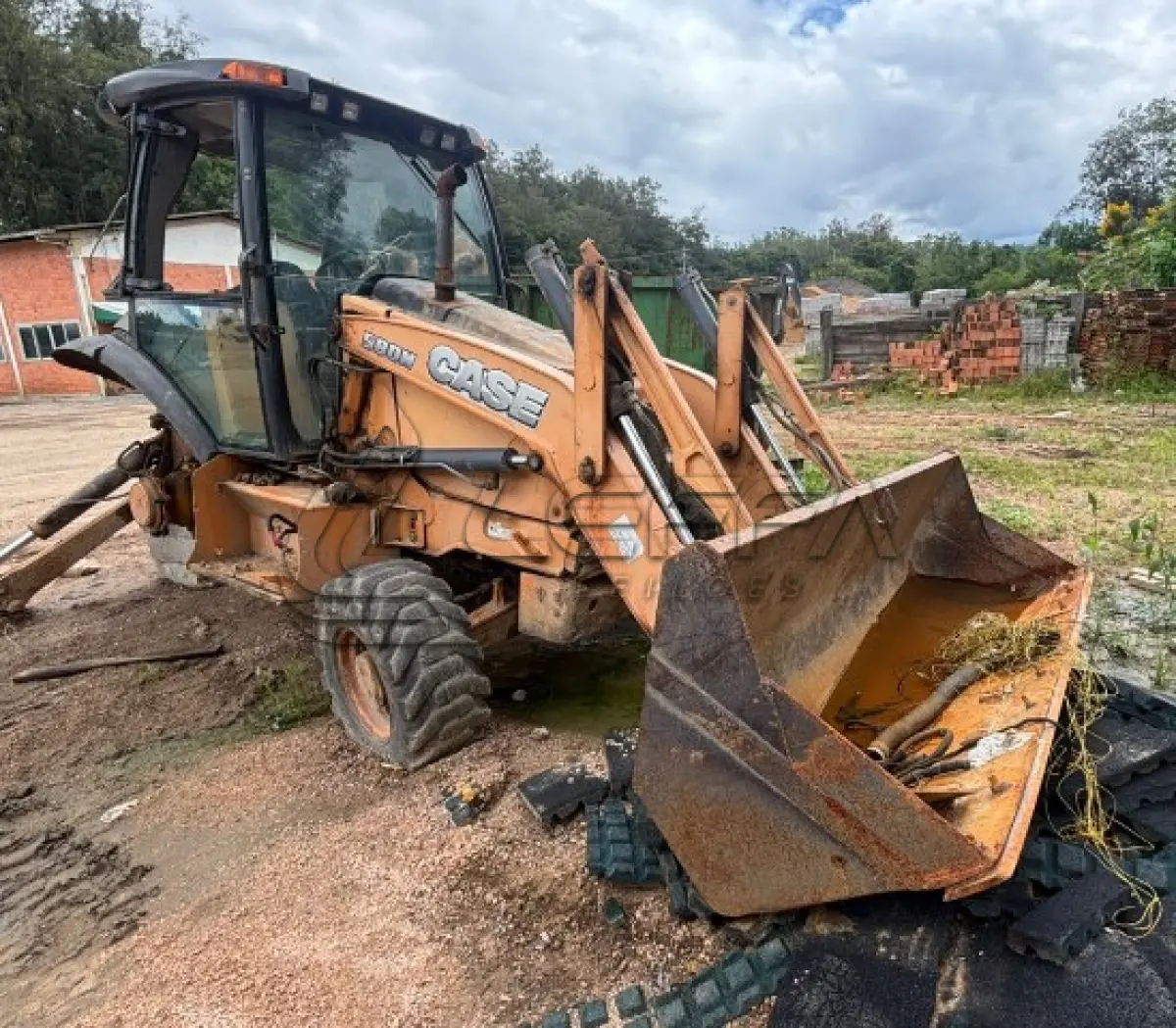 LOTE 006 - RETROESCAVADEIRA CASE 580N